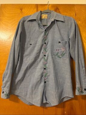 VINTAGE Light Blue Embroidered Women’s Button-Up Shirt